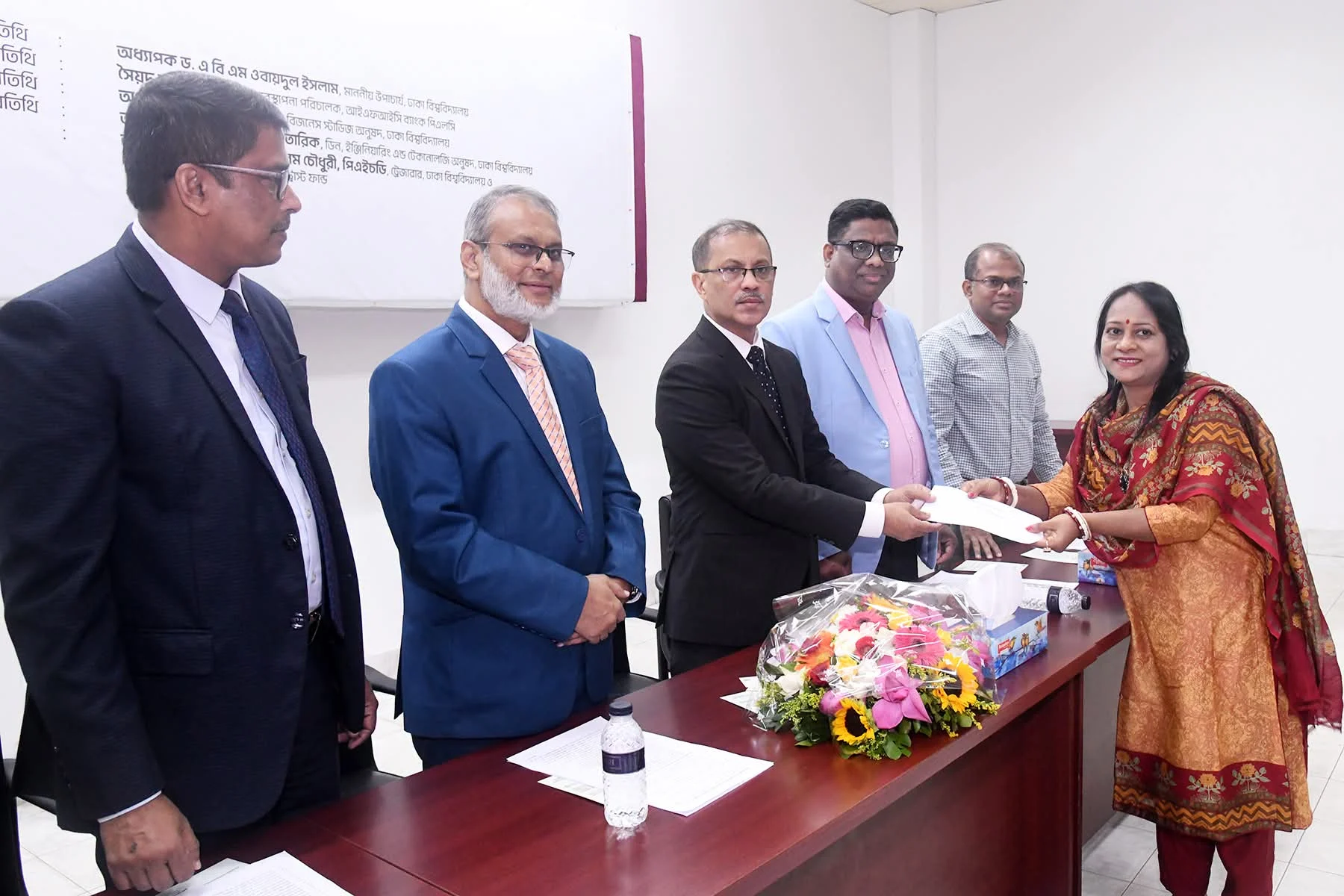 আইএফআইসি ব্যাংক গবেষণা অনুদান ও বৃত্তি পেলেন ঢাবির ৮০ শিক্ষার্থী — ছবি 2