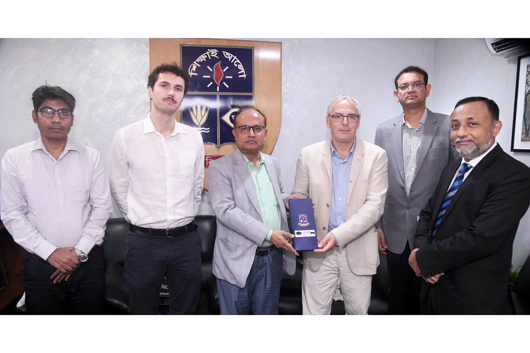মানবাধিকার ও জলবায়ু নীতি নিয়ে যৌথ গবেষণার সম্ভাবনা, ঢাবি উপাচার্যের সঙ্গে ফরাসি বিশেষজ্ঞের সাক্ষাৎ