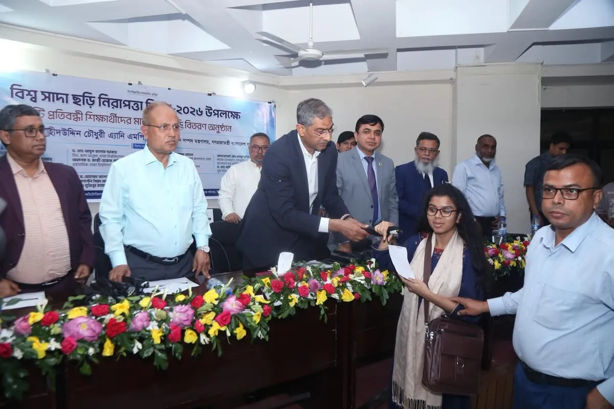 ঢাবিতে ১৬০ দৃষ্টি প্রতিবন্ধী ব্যক্তিকে সাদা ছড়ি ও আর্থিক সহায়তা প্রদান — ছবি 2