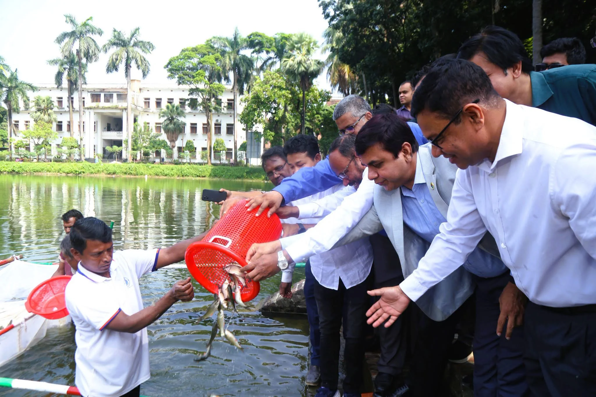 জাতীয় মৎস্য পক্ষ উপলক্ষে ঢাকা বিশ্ববিদ্যালয়ে পোনামাছ অবমুক্তকরণ
