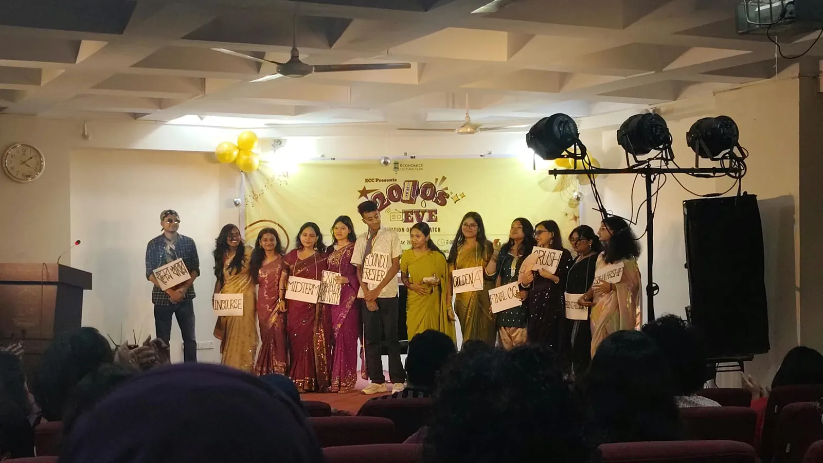 নস্টালজিয়ায় ভাসলো ঢাবি: ইকোনমিক্স কালচারাল ক্লাবের বর্ণাঢ্য আয়োজন ‘2000's Eve’ ও ১০৫ তম ব্যাচের ওরিয়েন্টেশন — ছবি 6