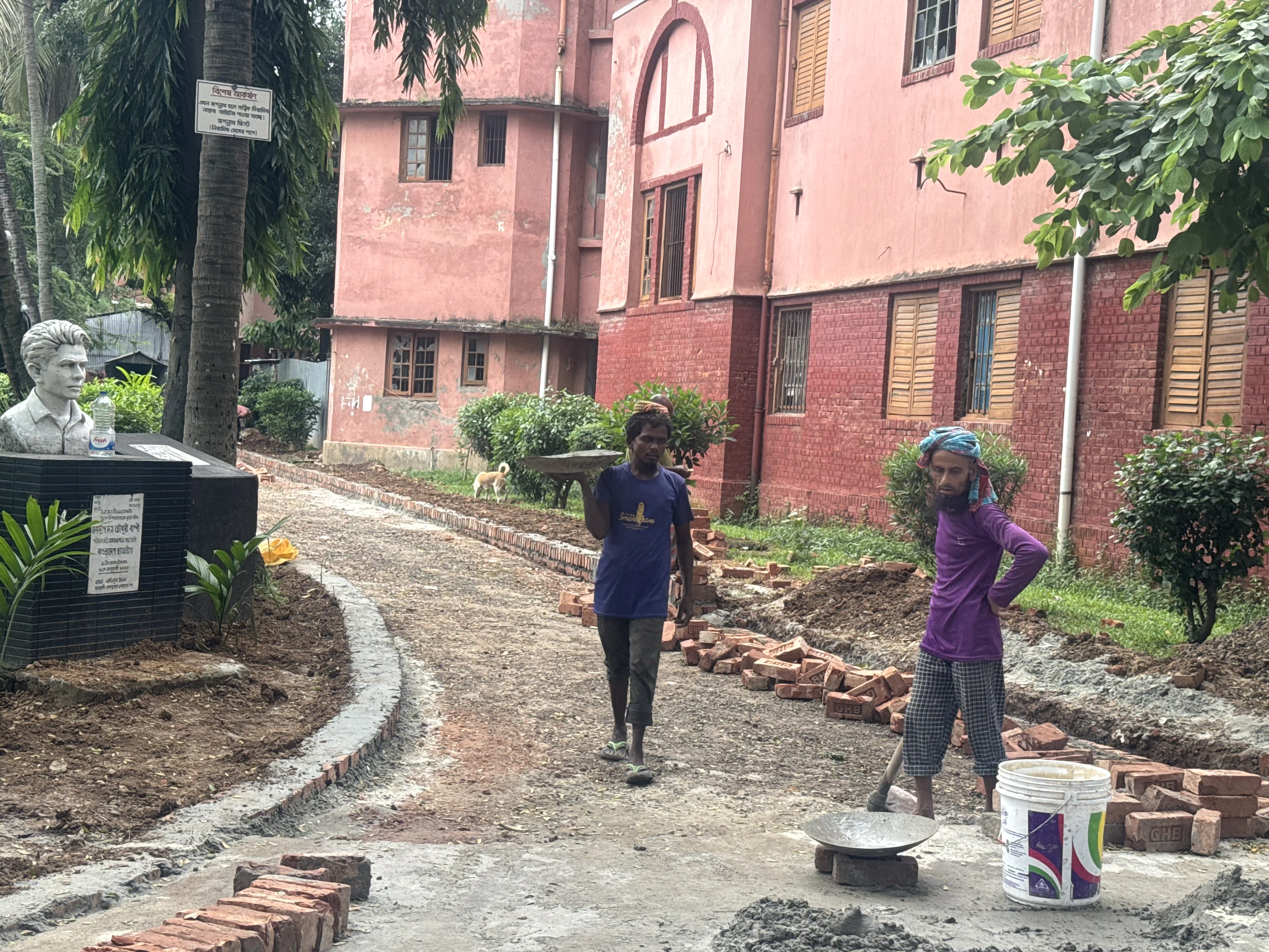 দুর্গাপূজা সামনে রেখে জগন্নাথ হলের অভ্যন্তরীণ রাস্তা সংস্কার