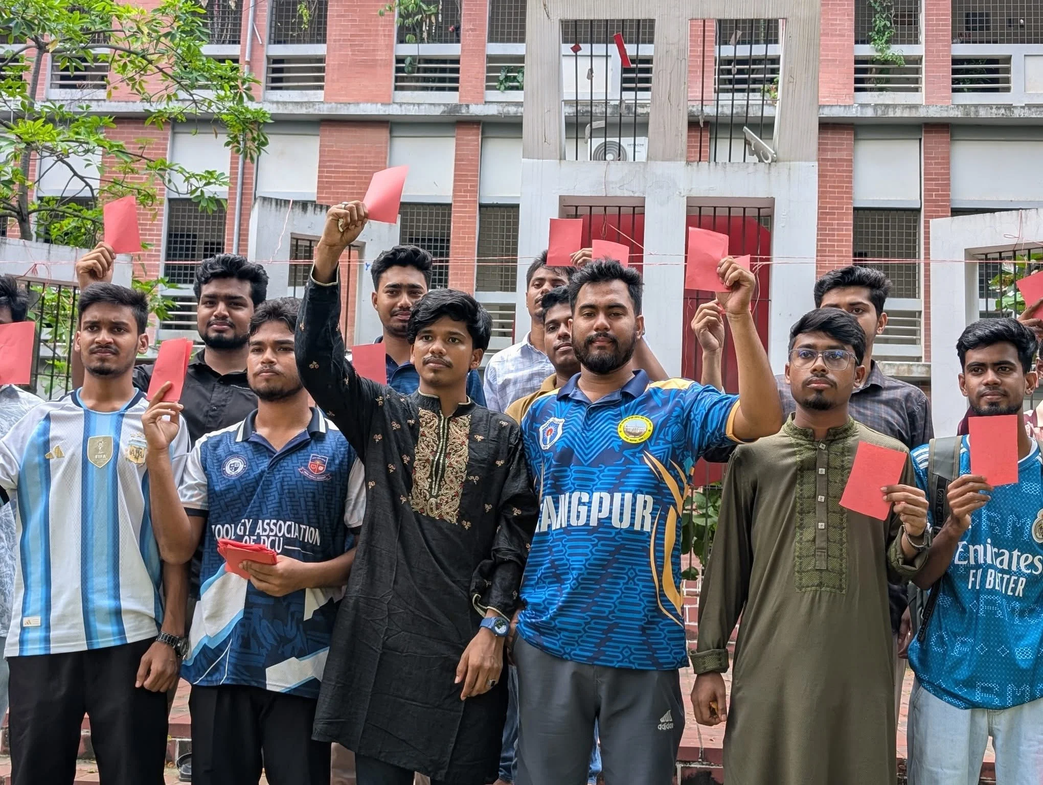 ভিসি নিয়োগের প্রতিবাদে ঢাকা কলেজ ক্যাম্পাসে শিক্ষার্থীদের লাল কার্ড প্রদর্শন