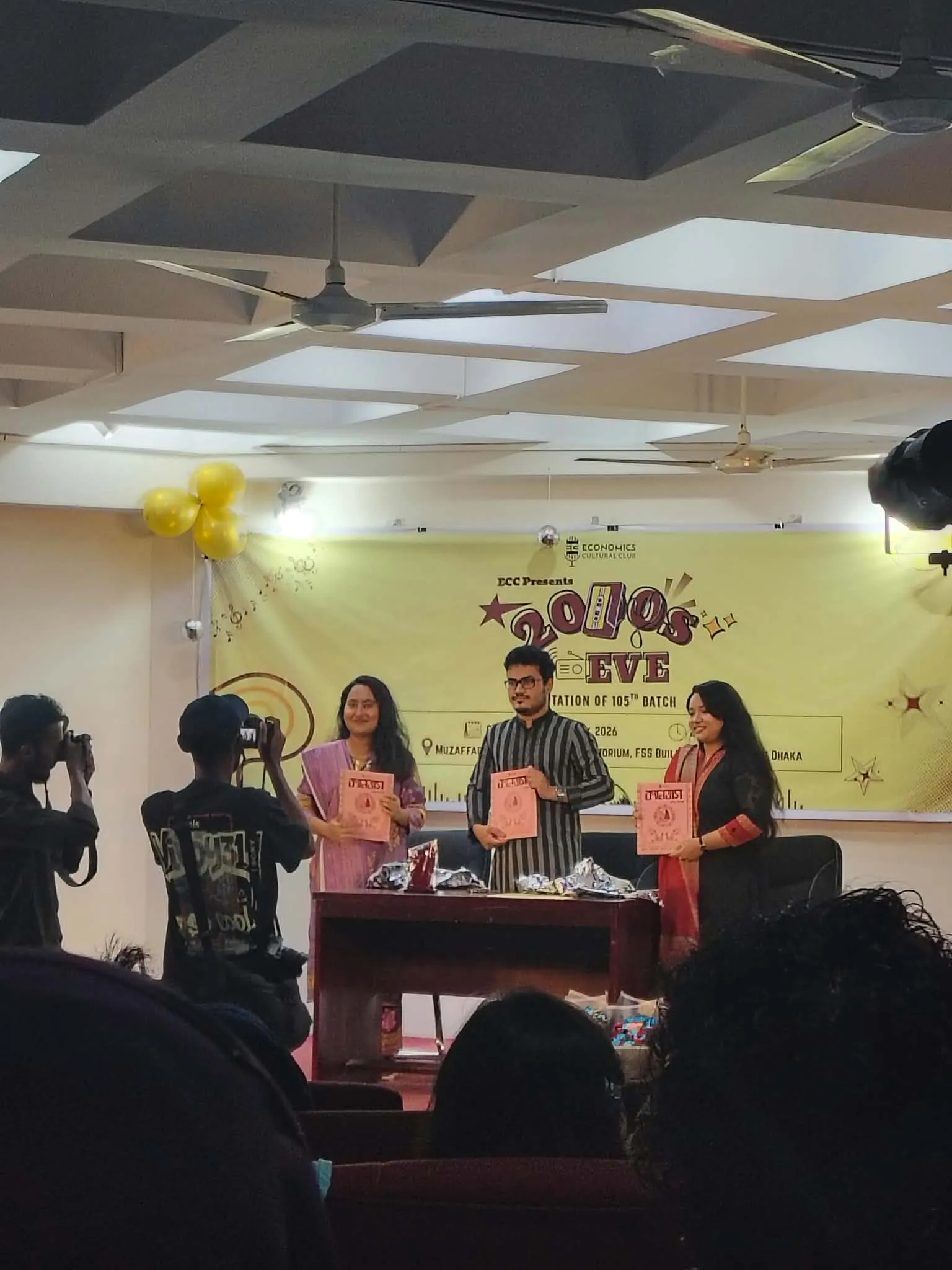 নস্টালজিয়ায় ভাসলো ঢাবি: ইকোনমিক্স কালচারাল ক্লাবের বর্ণাঢ্য আয়োজন ‘2000's Eve’ ও ১০৫ তম ব্যাচের ওরিয়েন্টেশন — ছবি 2