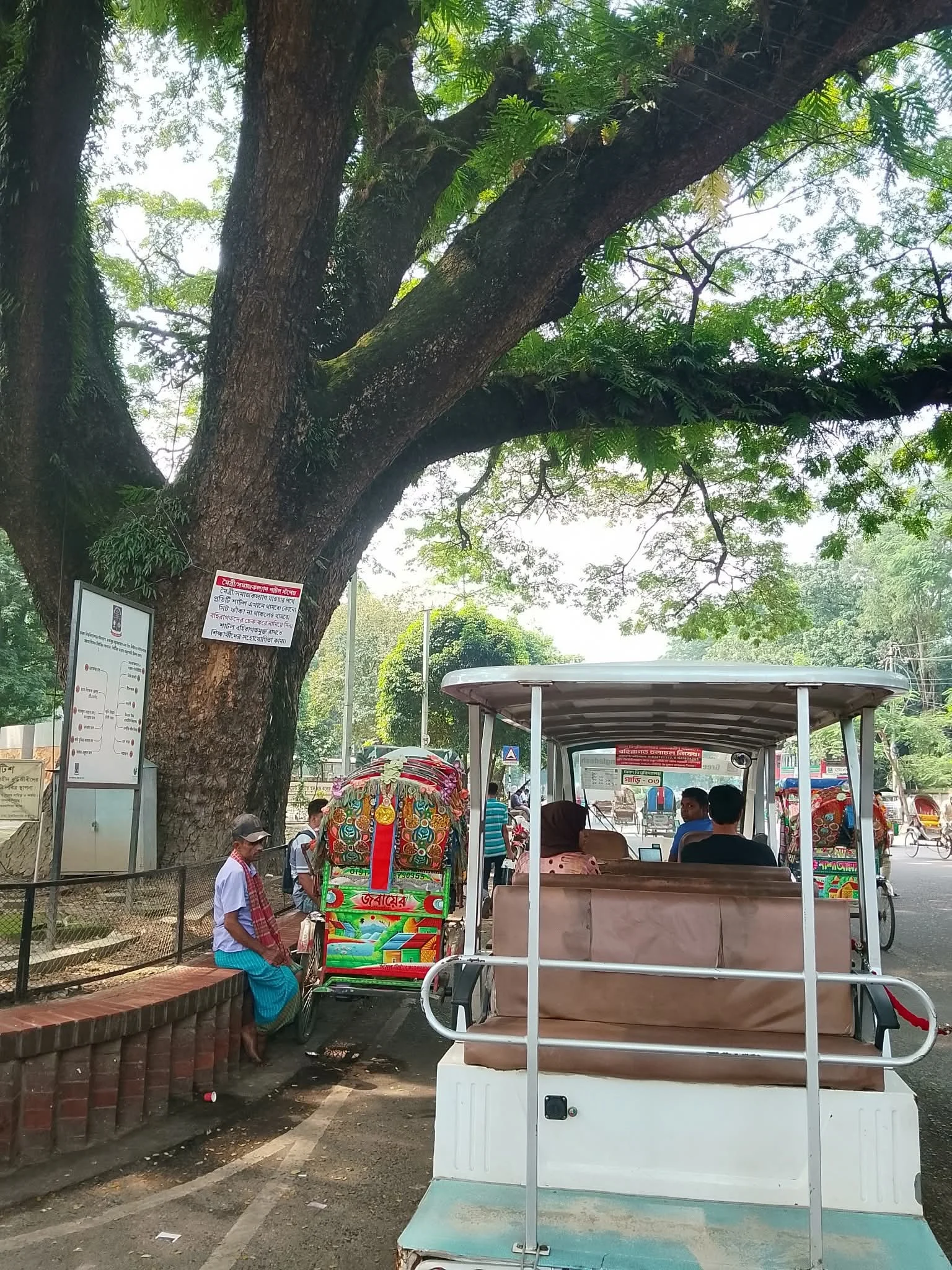 চারুকলা রুটে মৈত্রী-সমাজকল্যাণের শাটল, ভোগান্তির অভিযোগ শিক্ষার্থীদের — ছবি 2