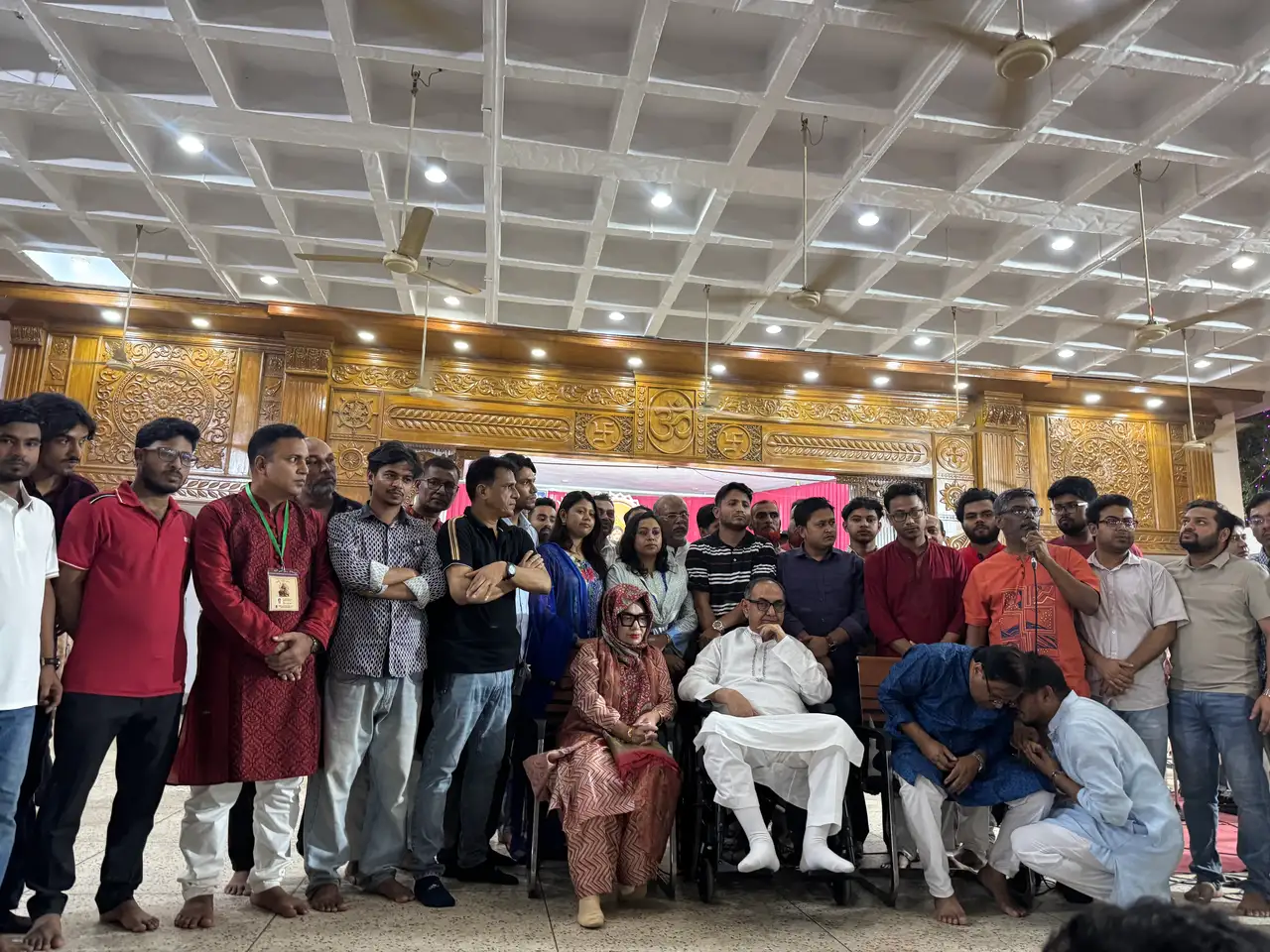 জগন্নাথ হলের দুর্গাপূজামণ্ডপে মির্জা আব্বাস ও তাঁর স্ত্রীর আগমন