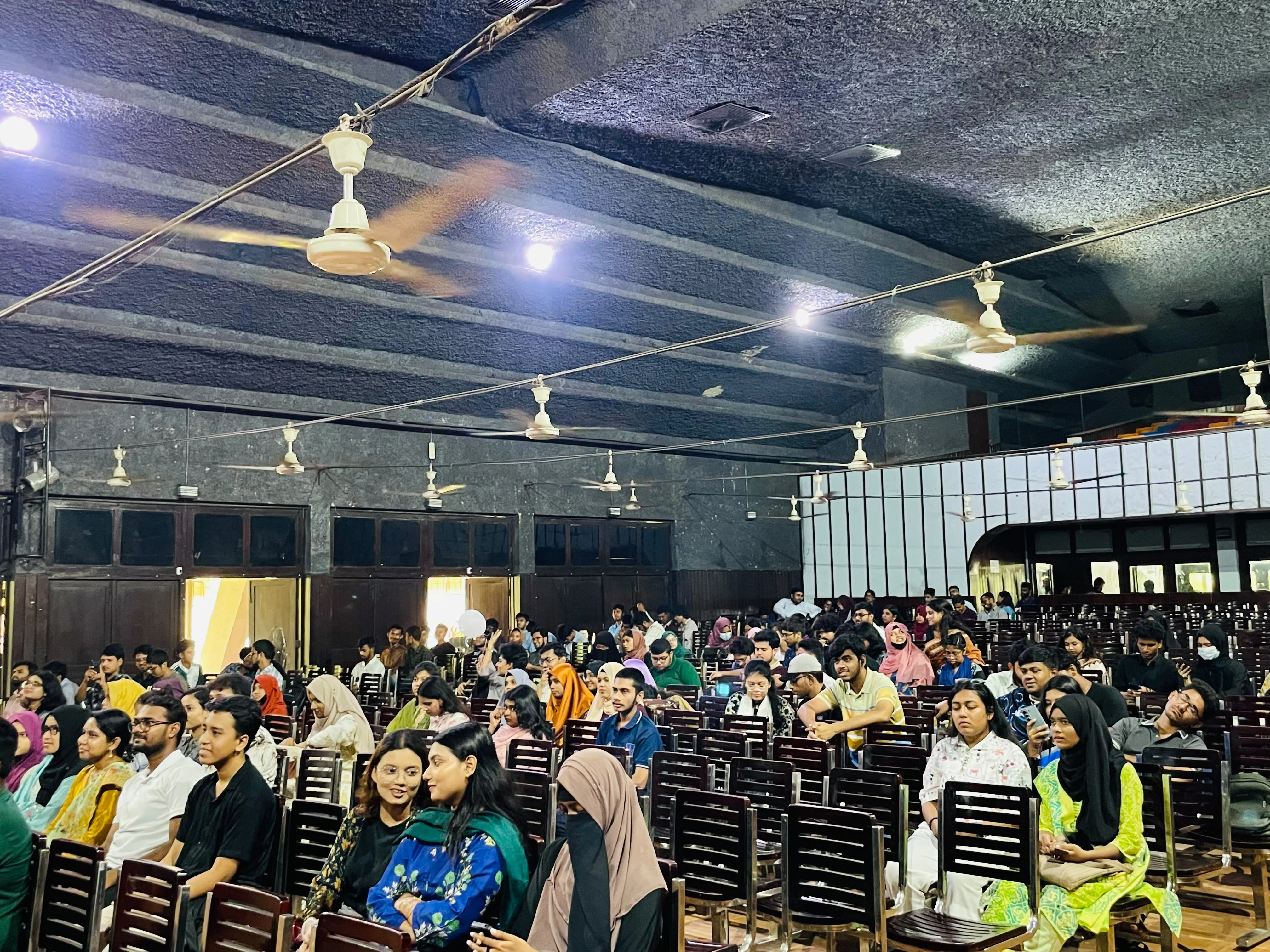 কিঞ্চিৎ’ পরিবারের নবীনবরণে মুখর ঢাবির টিএসসি — ছবি 1