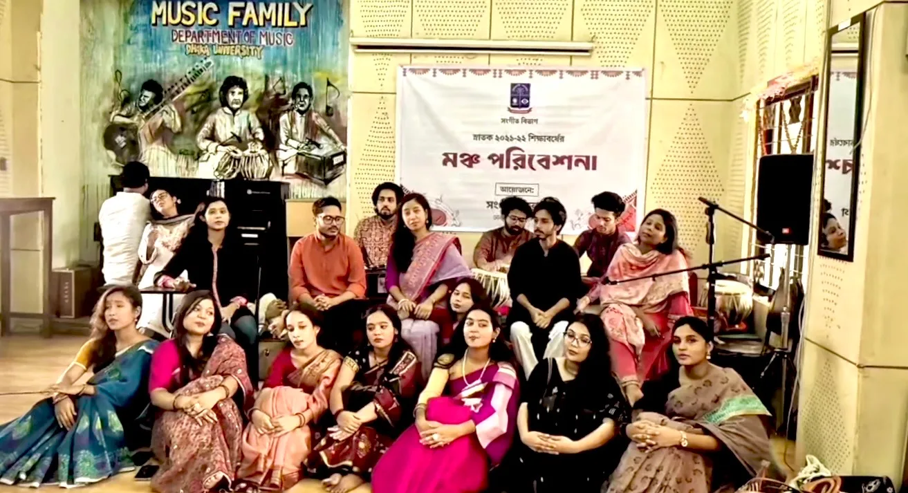 ঢাকা বিশ্ববিদ্যালয়ে সঙ্গীত বিভাগের স্নাতক ২০২১-২২ শিক্ষাবর্ষের প্রাণবন্ত 'মঞ্চ পরিবেশনা' অনুষ্ঠিত