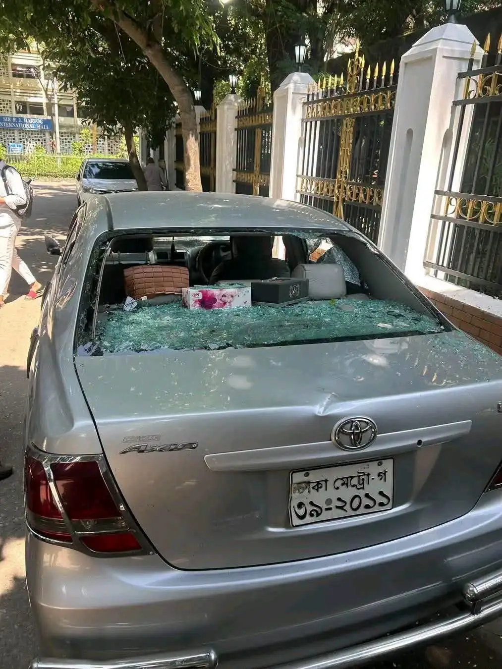 ঢাবির এফবিএস মেইন গেটে গাড়ির ধাক্কায় আহত ৫ শিক্ষার্থী, দায়ীদের বিরুদ্ধে ব্যবস্থা নেওয়ার দাবি
