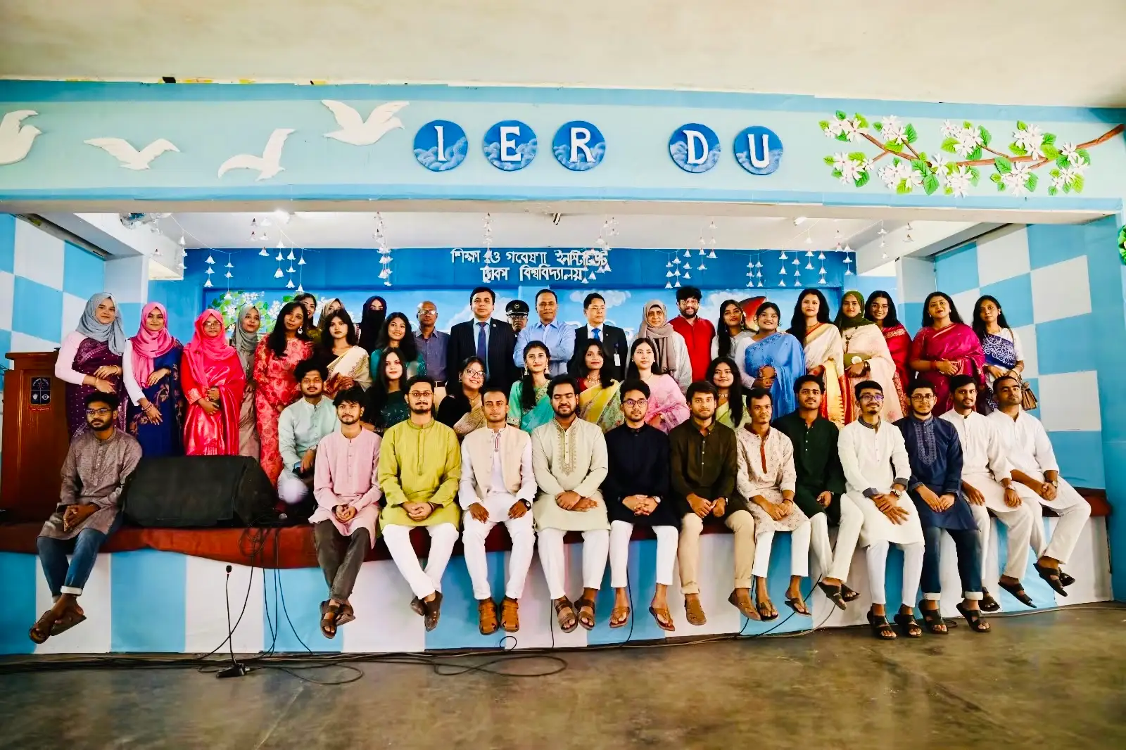 উৎসবমুখর পরিবেশে ঢাবি শিক্ষা ও গবেষণা ইনস্টিটিউটে ৩১তম ব্যাচের নবীনবরণ ও শরৎ উৎসব অনুষ্ঠিত ঢাকা বিশ্ববিদ্যালয় প্রতিনিধি