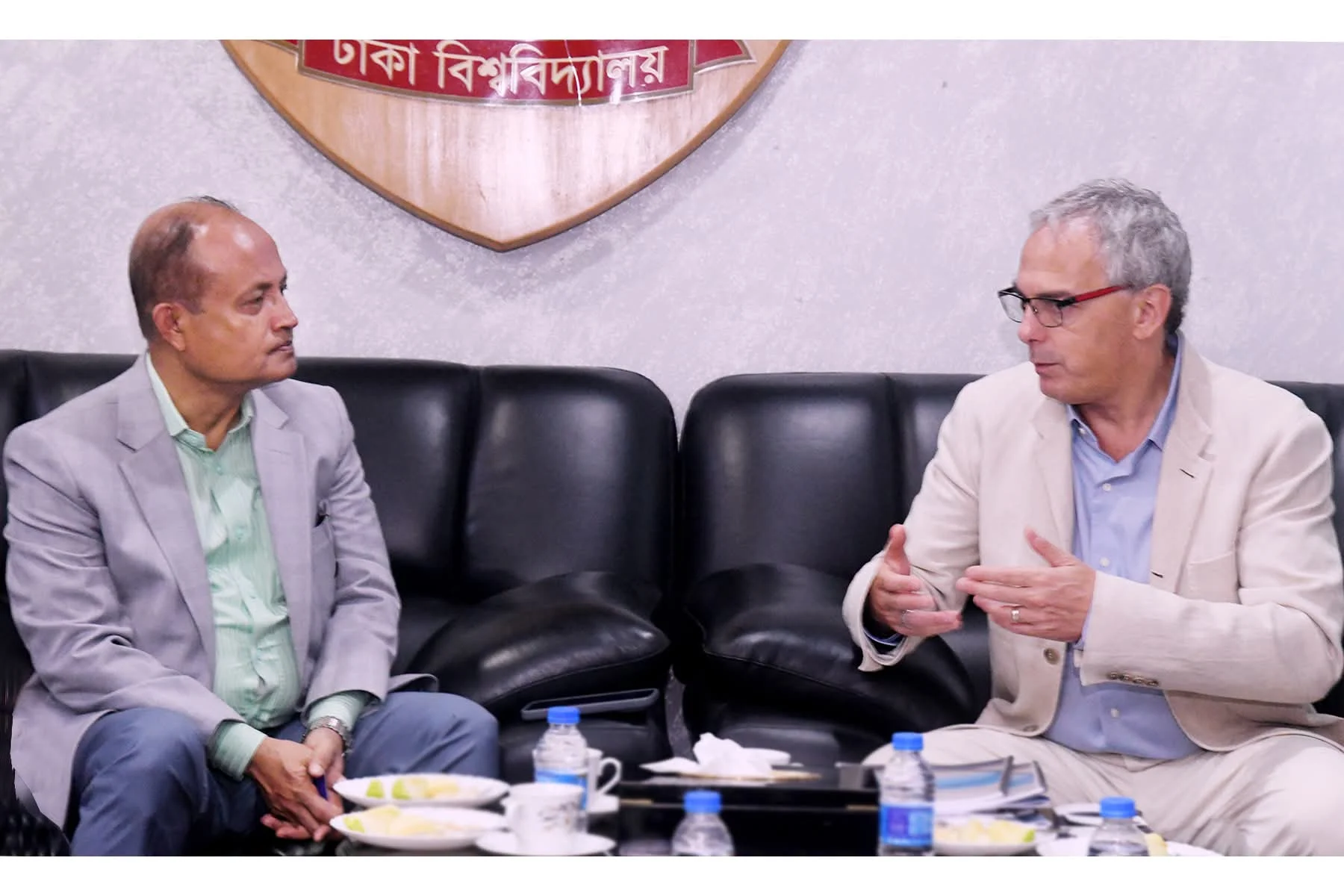 মানবাধিকার ও জলবায়ু নীতি নিয়ে যৌথ গবেষণার সম্ভাবনা, ঢাবি উপাচার্যের সঙ্গে ফরাসি বিশেষজ্ঞের সাক্ষাৎ — ছবি 1
