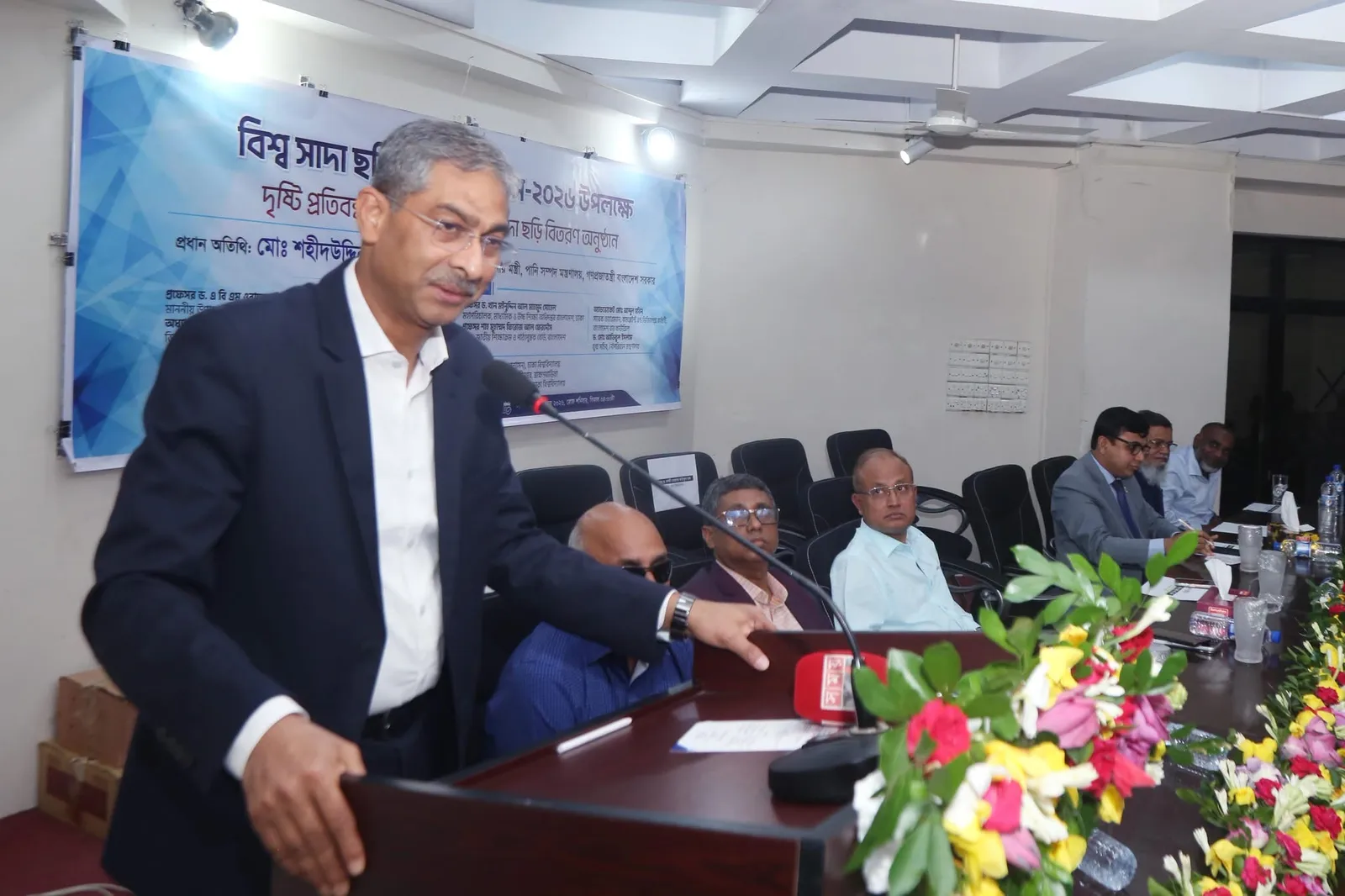 ঢাবিতে ১৬০ দৃষ্টি প্রতিবন্ধী ব্যক্তিকে সাদা ছড়ি ও আর্থিক সহায়তা প্রদান — ছবি 3