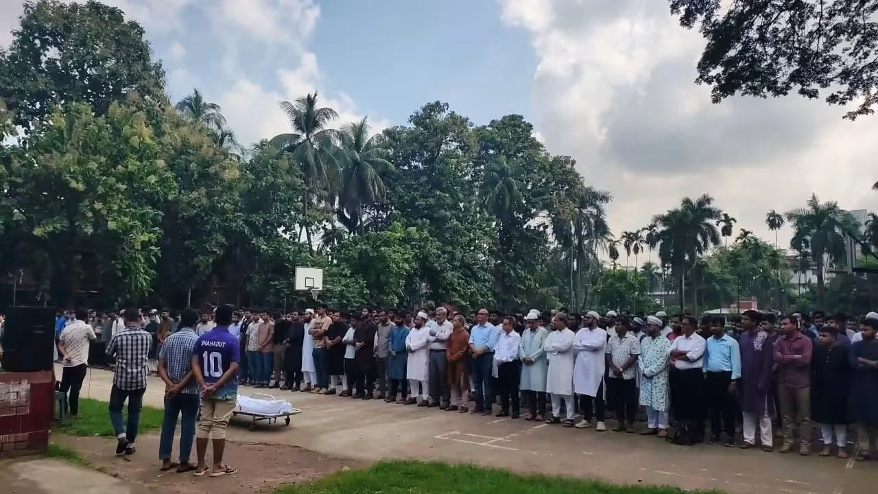 ঢাবির শহীদুল্লাহ হলের শিক্ষার্থী মুরাদুল ইসলামের জানাজা অনুষ্ঠিত — ছবি 2