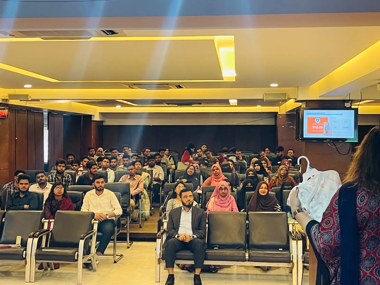 ক্লাসরুম থেকে বৈশ্বিক অঙ্গনে: ঢাবি ব্যবস্থাপনা বিভাগে ‘গ্লোবাল অপারেশনস ম্যানেজমেন্ট’ শীর্ষক সেমিনার অনুষ্ঠিত — ছবি 3