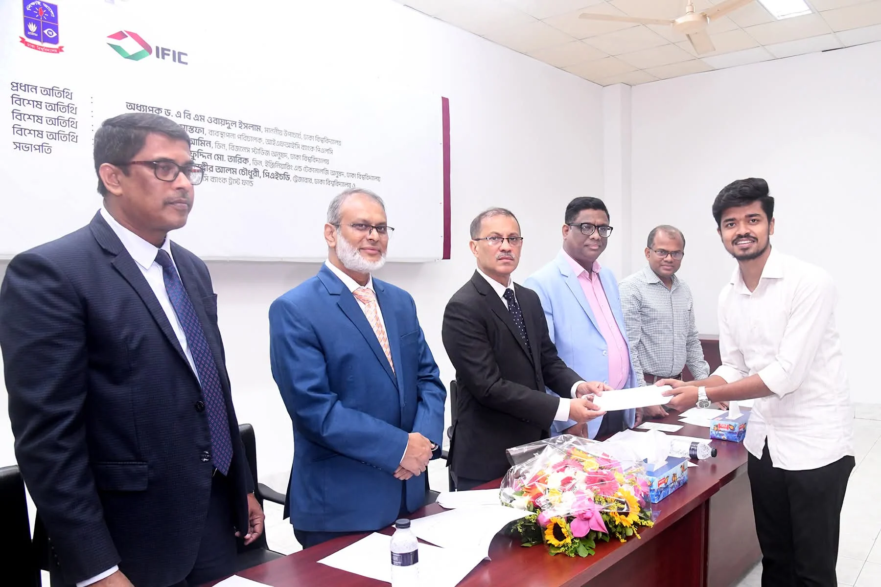 আইএফআইসি ব্যাংক গবেষণা অনুদান ও বৃত্তি পেলেন ঢাবির ৮০ শিক্ষার্থী — ছবি 1