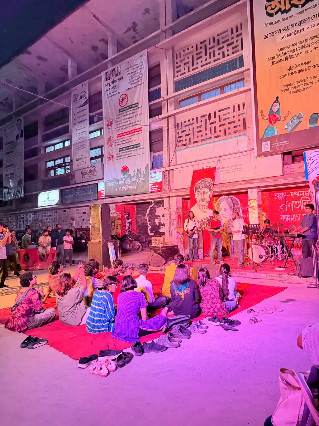 টিএসসিতে ডেঙ্গু আক্রান্ত শুভর চিকিৎসার ফান্ড সংগ্রহে অনুষ্ঠিত হলো 'শুভর জন্য গান' — ছবি 4